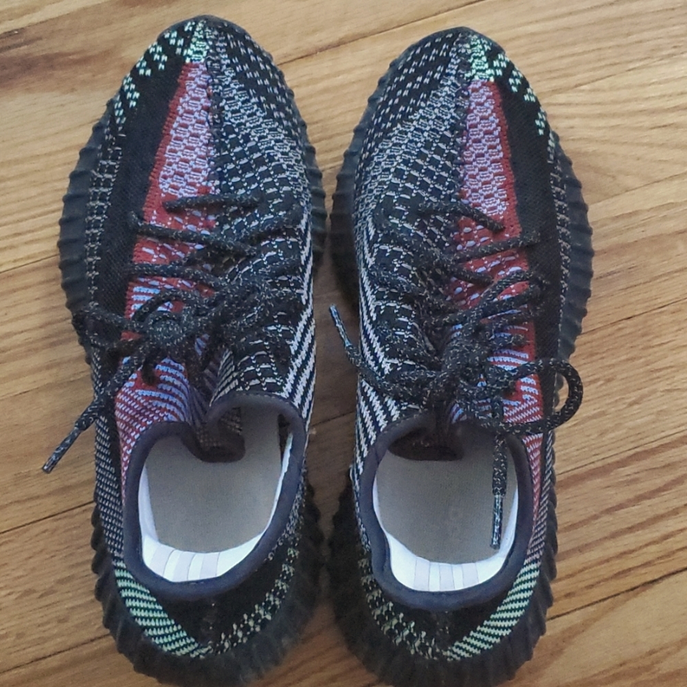 YEEZY Sneakers